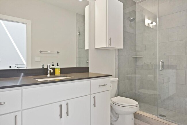 Building Photo - 2002 E 7th St