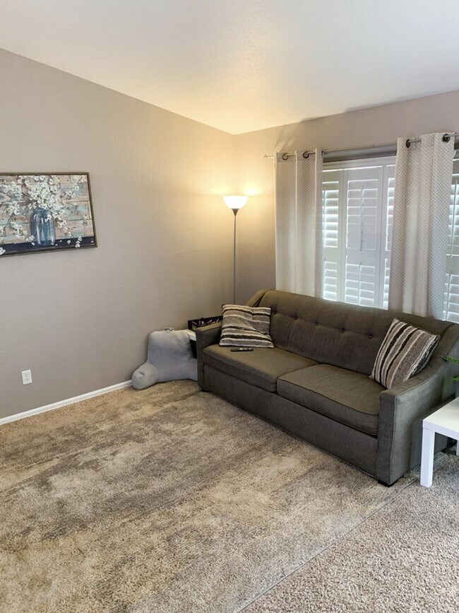 Building Photo - Evolve Real Estate: Fantastic Home with La...