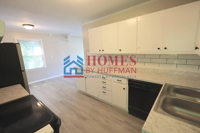 Building Photo - Three Bedroom House  | Attached Garage