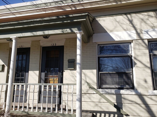 Building Photo - 123 E Exposition Ave
