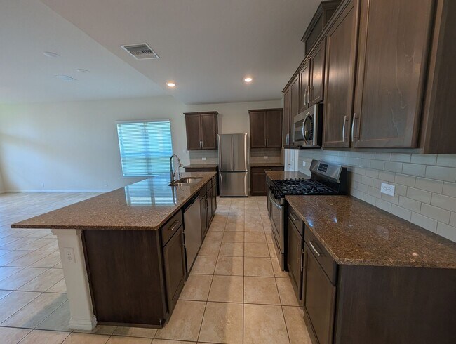Building Photo - 4/2.5/2 with Large Game Room / Near Gruene...