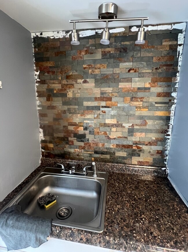 Building Photo - 83 Litchfield St