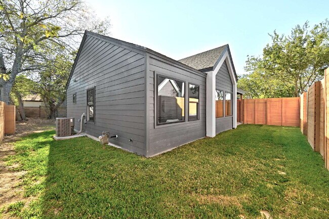 Building Photo - Brand New Home in the Heart of South Austin!