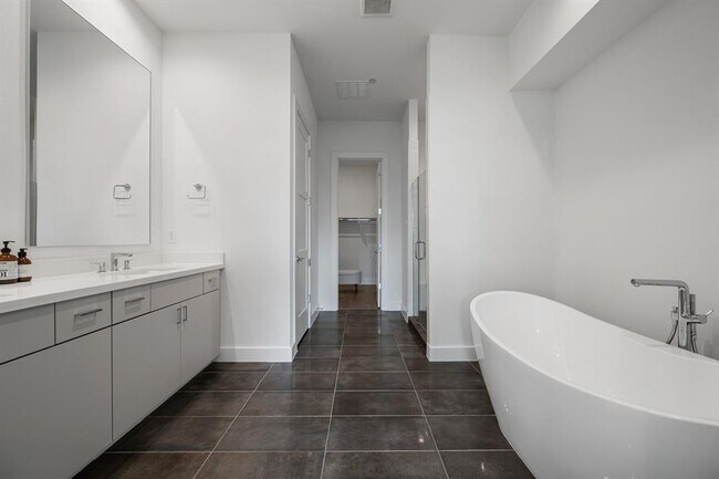 Building Photo - 3810 Berkman Dr