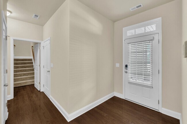 Building Photo - 4 Bedroom Home with 2 Car Garage & Fenced ...