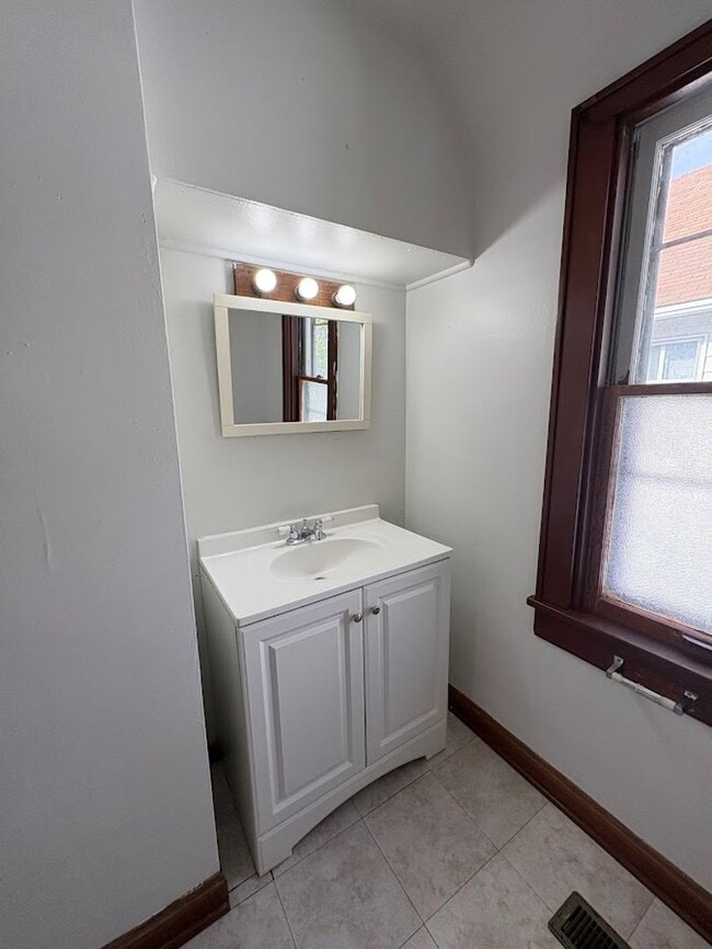 Building Photo - Two bedroom two bathroom home for rent