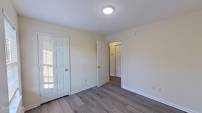 Building Photo - 4264 Sunglow Dr