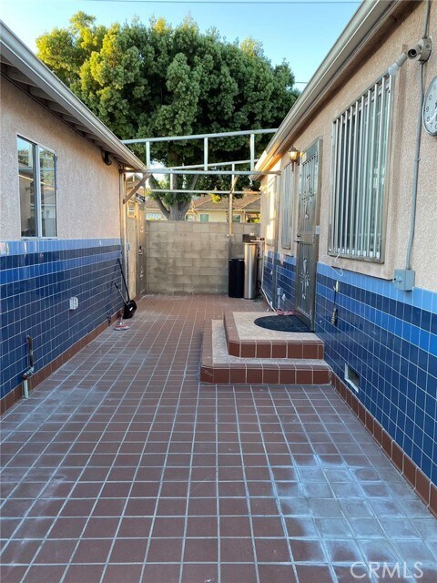 Building Photo - 301 Marguerita Ave