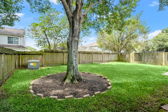 Building Photo - 16014 Lakestone Dr