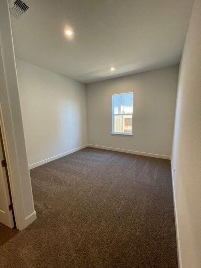 Building Photo - Fabulous Single Level 4 Bedroom in 95757
