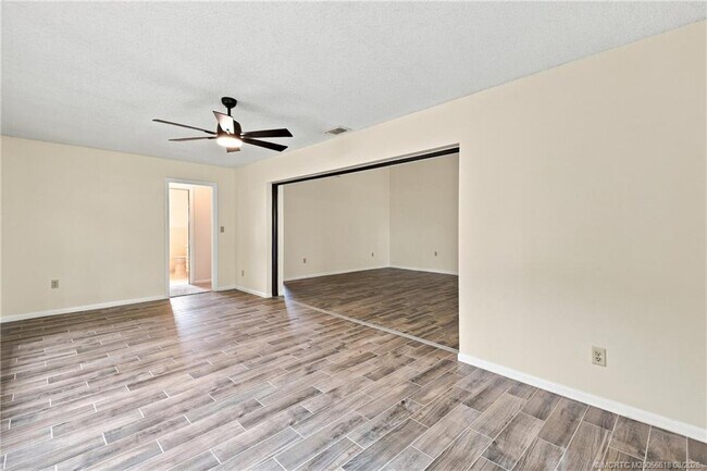 Building Photo - 2101 SE Dolphin Rd
