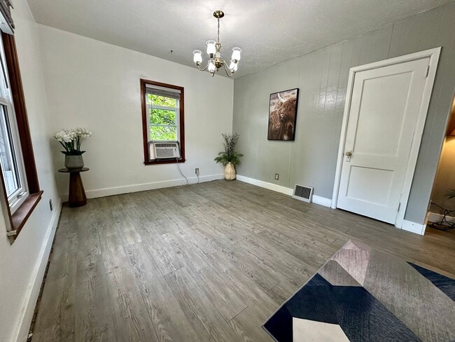 Building Photo - 3 bed, 1.5 bath home for rent in Waterloo