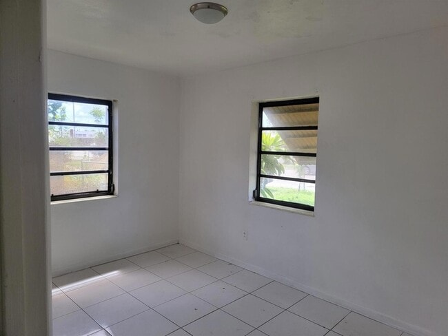 Building Photo - 275 NW 187th St