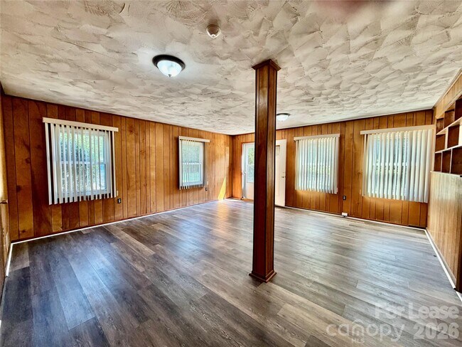 Building Photo - 3132 Dawnshire Ave