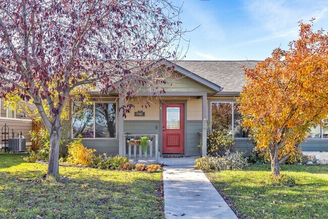 Building Photo - Spacious Single Level home with A/C & 3-ca...