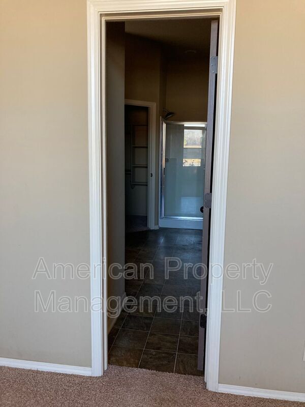 Building Photo - 15609 S Broadway St