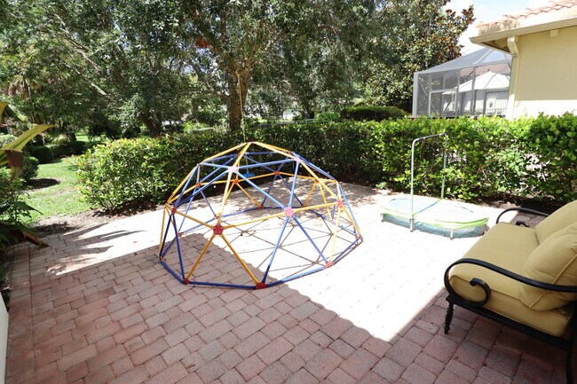 Building Photo - 642 Castle Dr