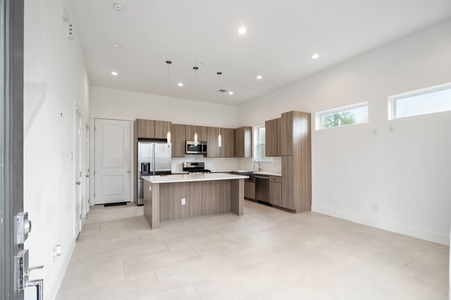 Building Photo - 594 Janisch Rd