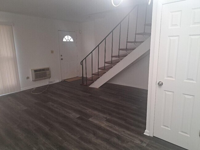 Building Photo - 1250 E 276th St