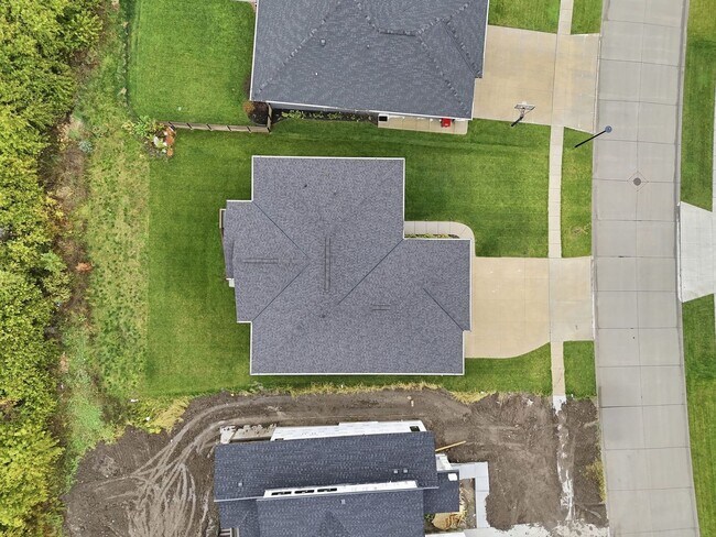 Building Photo - Awesome 4 Bedroom LIKE NEW!