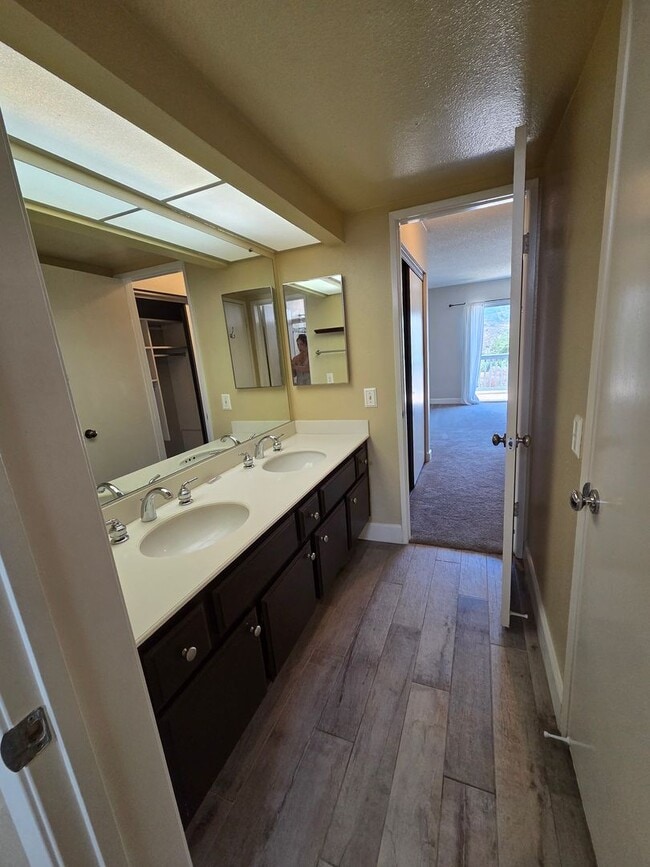 Building Photo - RSM CONDO WITH AMAZING VIEW!