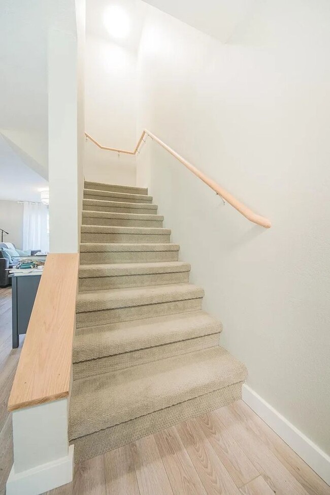 Building Photo - First Hill/Central District Townhome