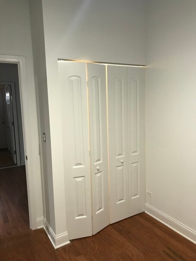 Building Photo - 3436 S Western Ave