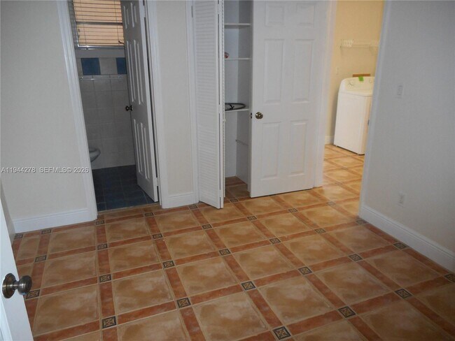 Building Photo - 2325 Magnolia Dr