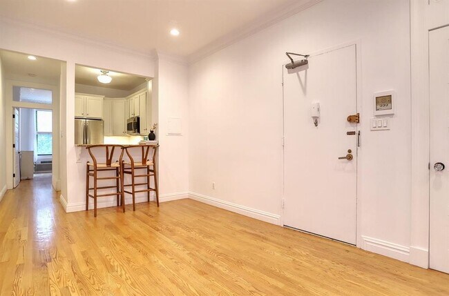 Building Photo - 1122 Hudson St