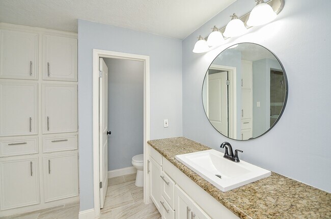 Building Photo - 1606 Crystal Hills Dr
