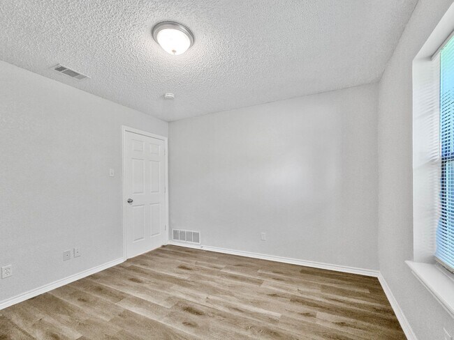 Building Photo - Coming Soon! 4 BR/2BA | Newly Renovated Single Family Home | Covered Patio | In Waxahachie!