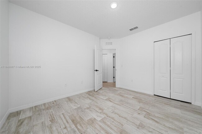 Building Photo - 1106 W Oak St