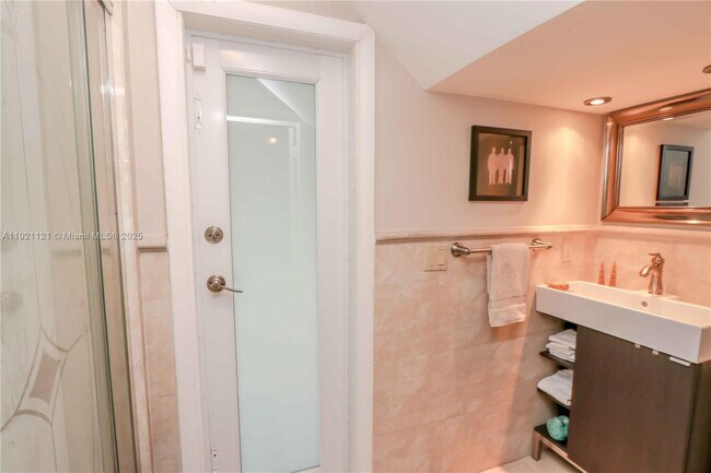 Building Photo - 1700 SW 14th Ave