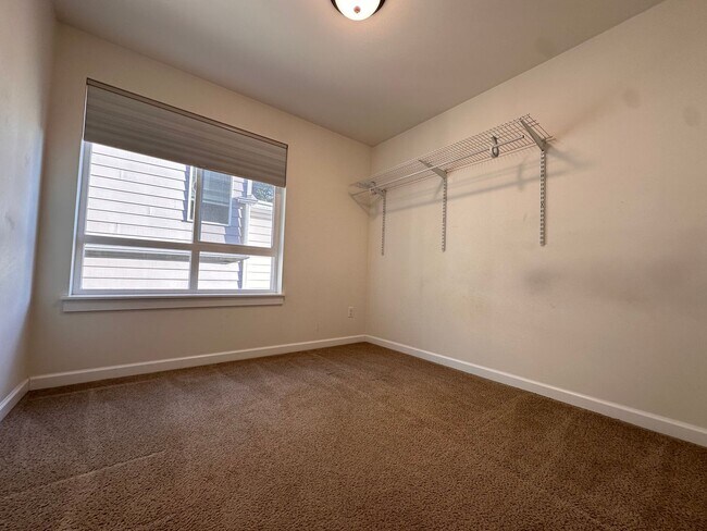 Building Photo - Large UW Townhome available 9/1 for 2025-2...