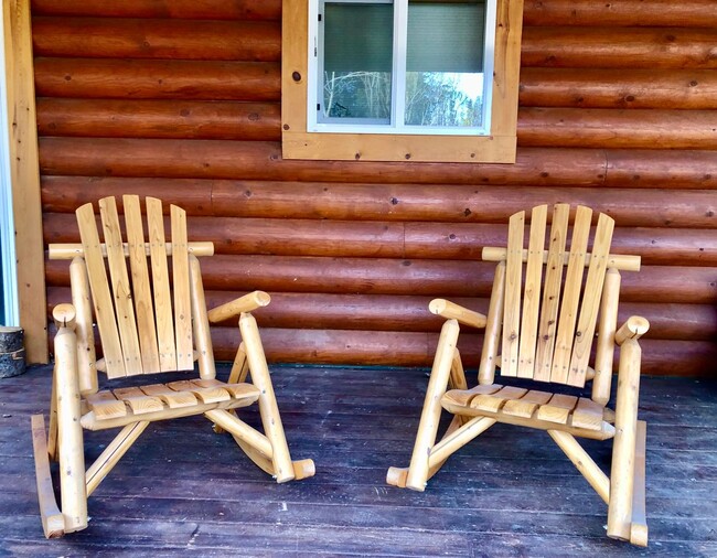 Building Photo - CHARMING LOG HOME!