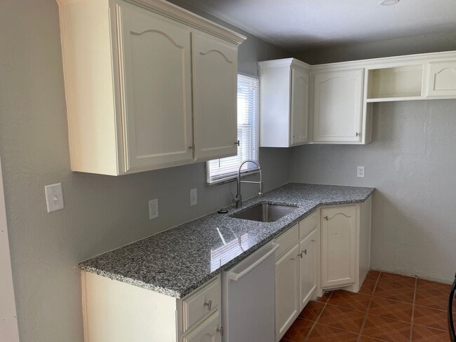 Building Photo - Move in SPECIAL! $995/month