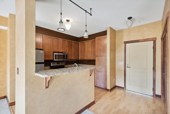 Building Photo - 1 BR/1 BA Crocus Hill Charmer!