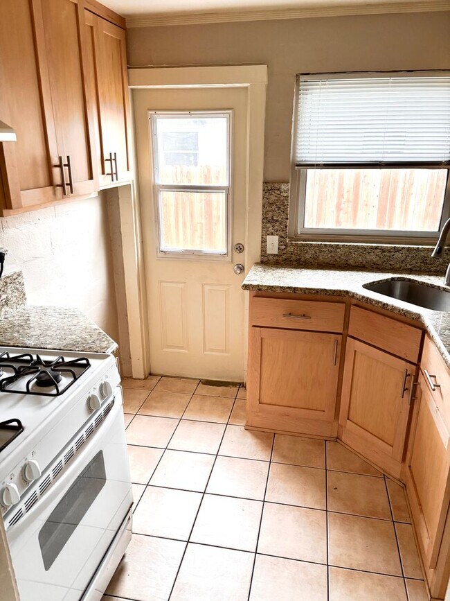 Building Photo - Edi2324/Jill2343