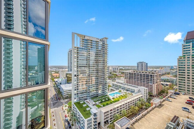 Building Photo - 1 Beach Dr SE