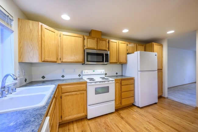 Building Photo - Available in June 2026 Well-maintained 3 bedrooms 2.5 bath townhouse located in the heart of Lake...