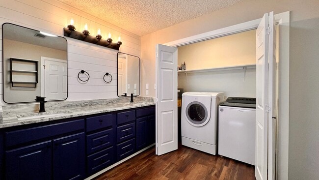 Building Photo - 490 Scott Ln