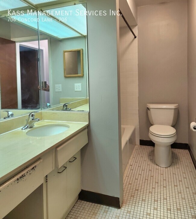 Building Photo - 706 Concord Ln