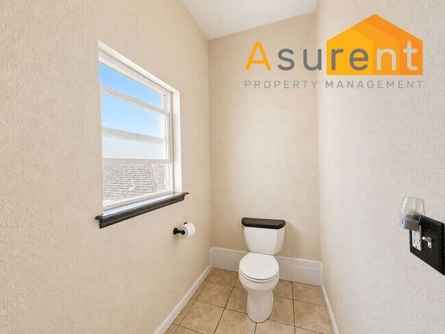 Building Photo - Large Two- Bedroom Apartment in Ashland with lots of storage and washer and dryer hookups