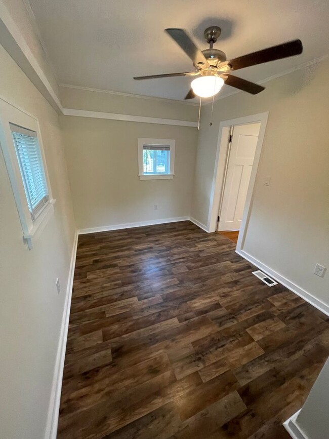 Building Photo - Renovated 3 Bedroom House in Pendleton Wal...