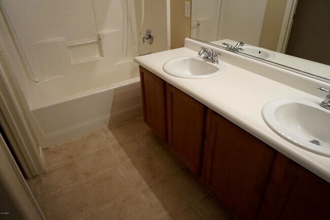 Building Photo - Spacious 3BD Home Near Downtown Phoenix & Major Freeways