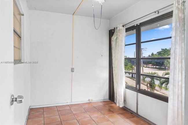 Building Photo - 5011 W Oakland Park Blvd