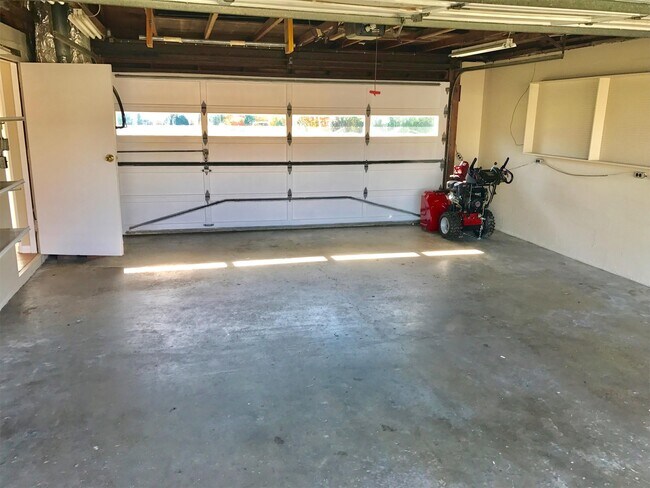 Building Photo - 6295 E Pea Ridge Rd