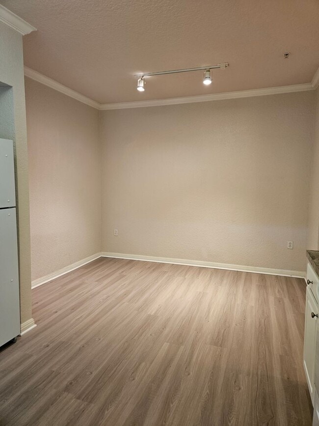 Building Photo - $600 Deposit*Spacious 1 BDRM Condo Downtown!