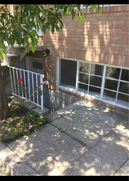 Primary Photo - 2 Woodcutters Ln