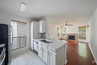 Building Photo - 3900 Woodchase Dr